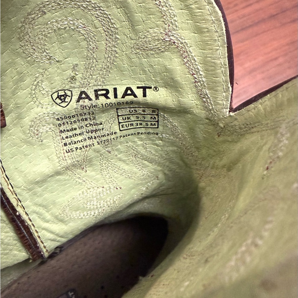 Ariat Leather cowboy Boot with embroidered accents. - Picture 3 of 6